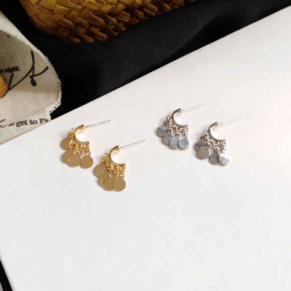 đź’™Minimalist circle charms Hoops Huggie Earrings - Picture 2 of 12